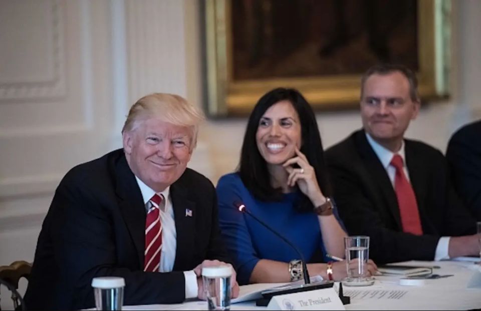 Donald Trump sorride durante una tavola rotonda