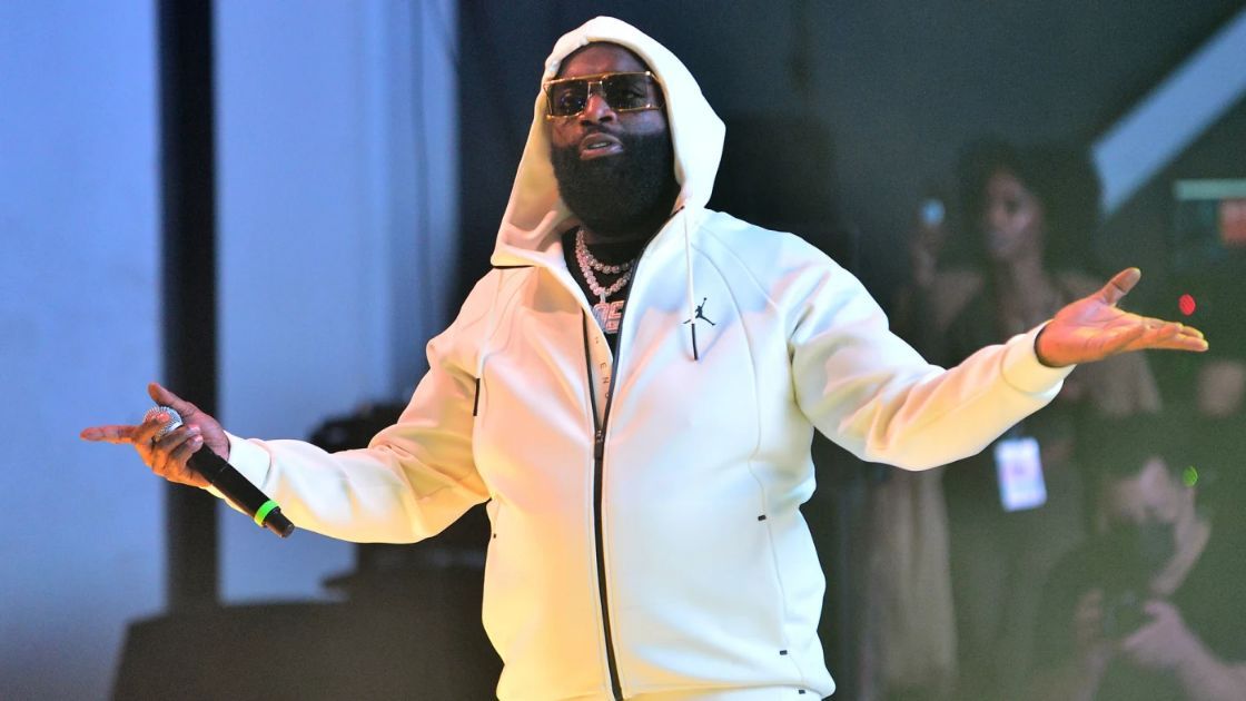 Rick Ross si esibisce durante