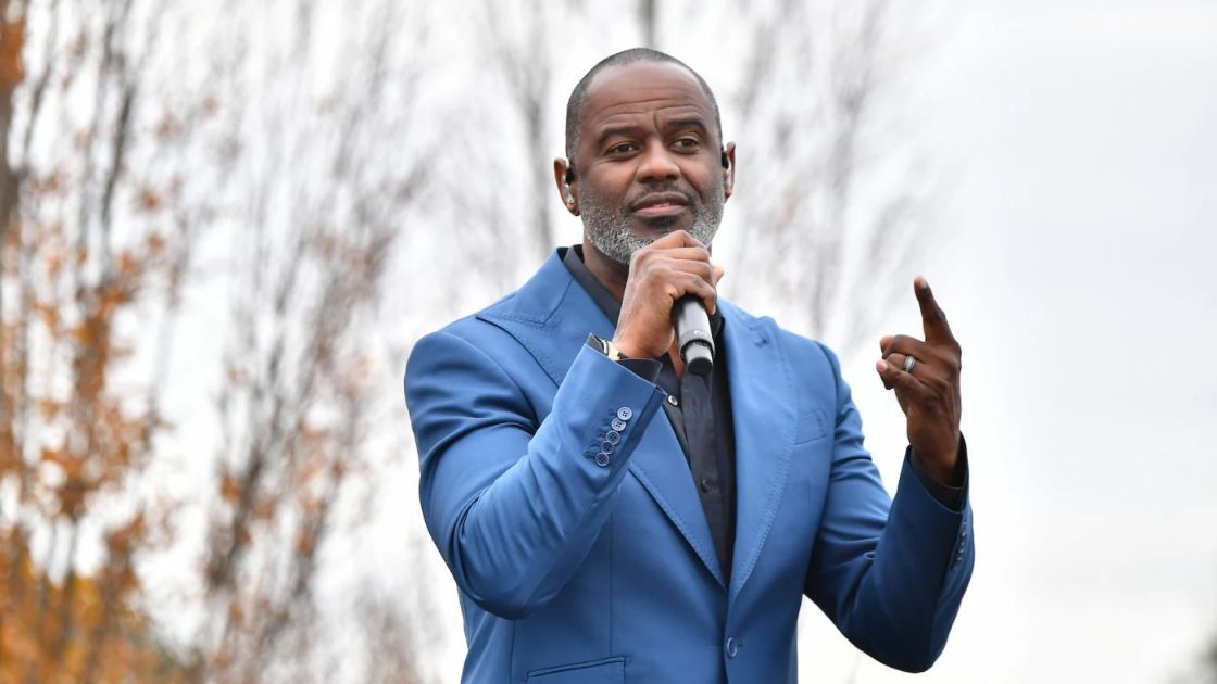 Brian McKnight występuje na scenie podczas Souls To The Polls Drive In Rally