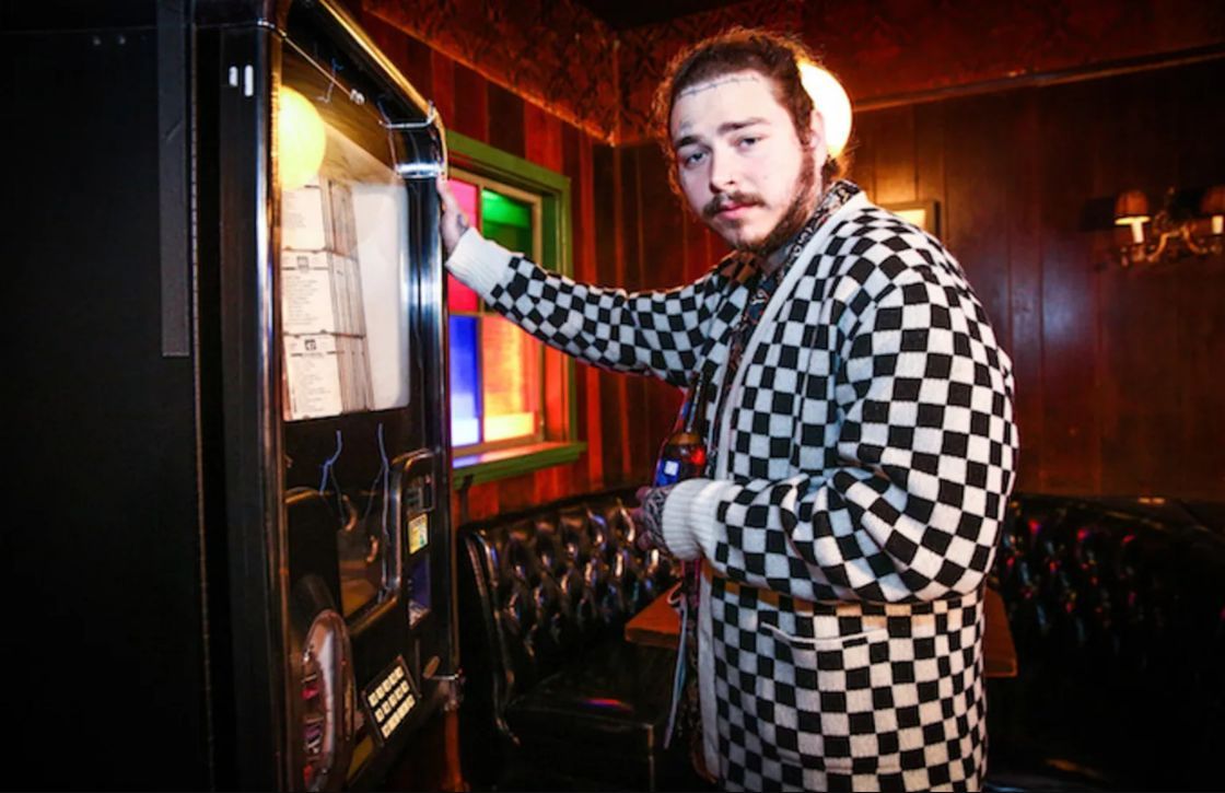 Posting Malone di balik layar sebelum pertunjukan Bud Light Dive Bar Tour-nya di Nashville.