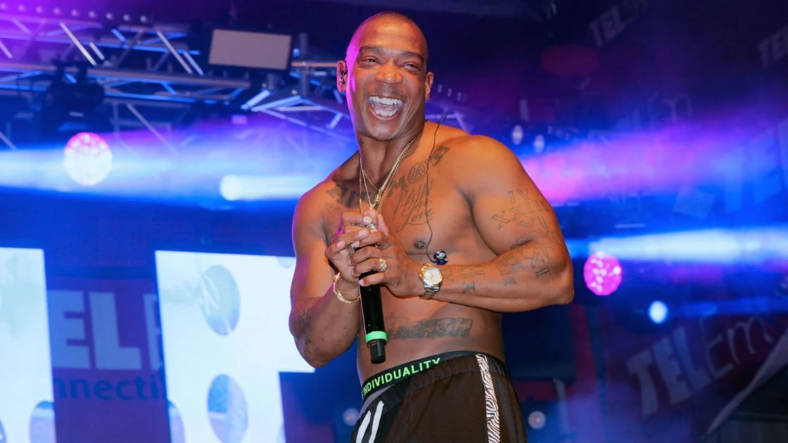 El rapero Ja Rule actúa durante el 50 aniversario del Carnaval de St. Maarten