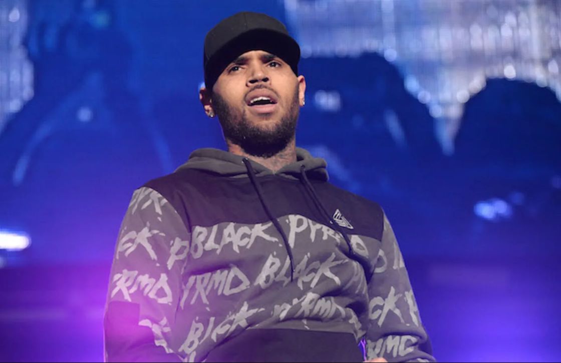 Chris Brown membuat persembahan di 92.3 Real Show.