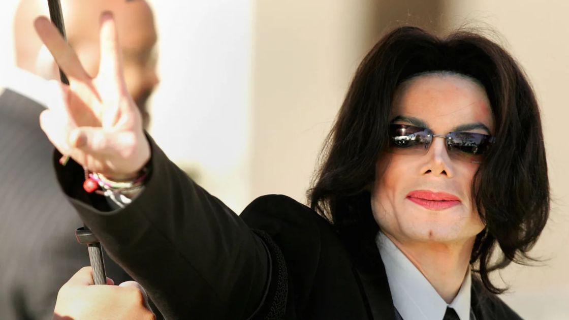 Michael Jackson wchodzi do Sądu Najwyższego Santa Maria
