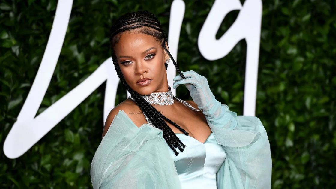 Rihanna przybywa na The Fashion Awards 2019.