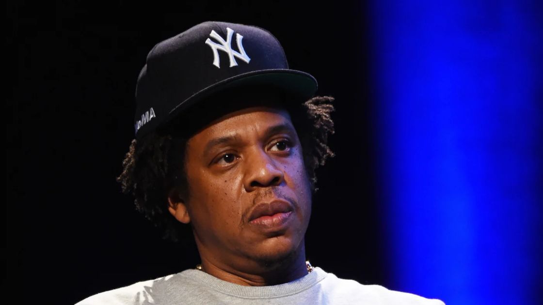 Shawn "Jay Z" Carter berbicara di atas panggung