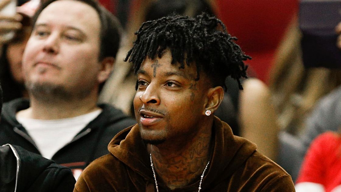 21 Jam tangan Savage dari sisi mahkamah ketika Denver Nuggets memainkan Houston Rockets