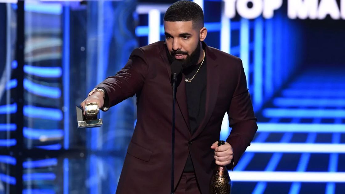 Drake odbiera nagrodę Top Male Artist podczas Billboard Music Awards 2019.