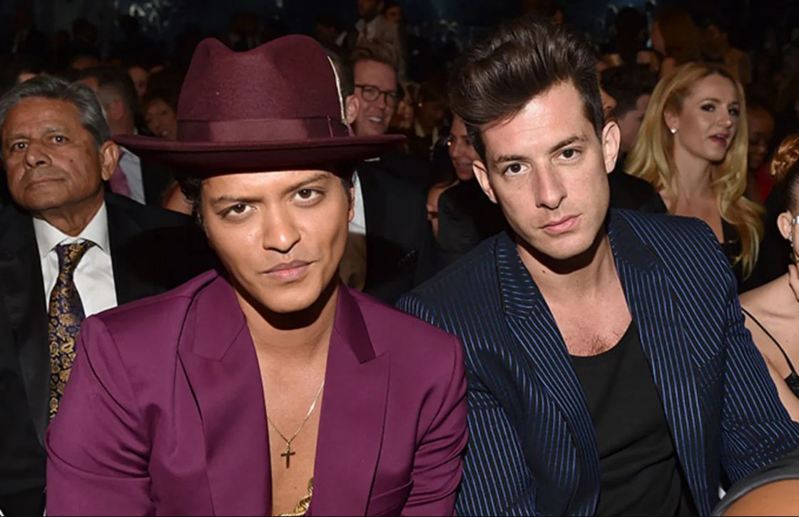Ini adalah gambar Bruno Mars dan Mark Ronson.