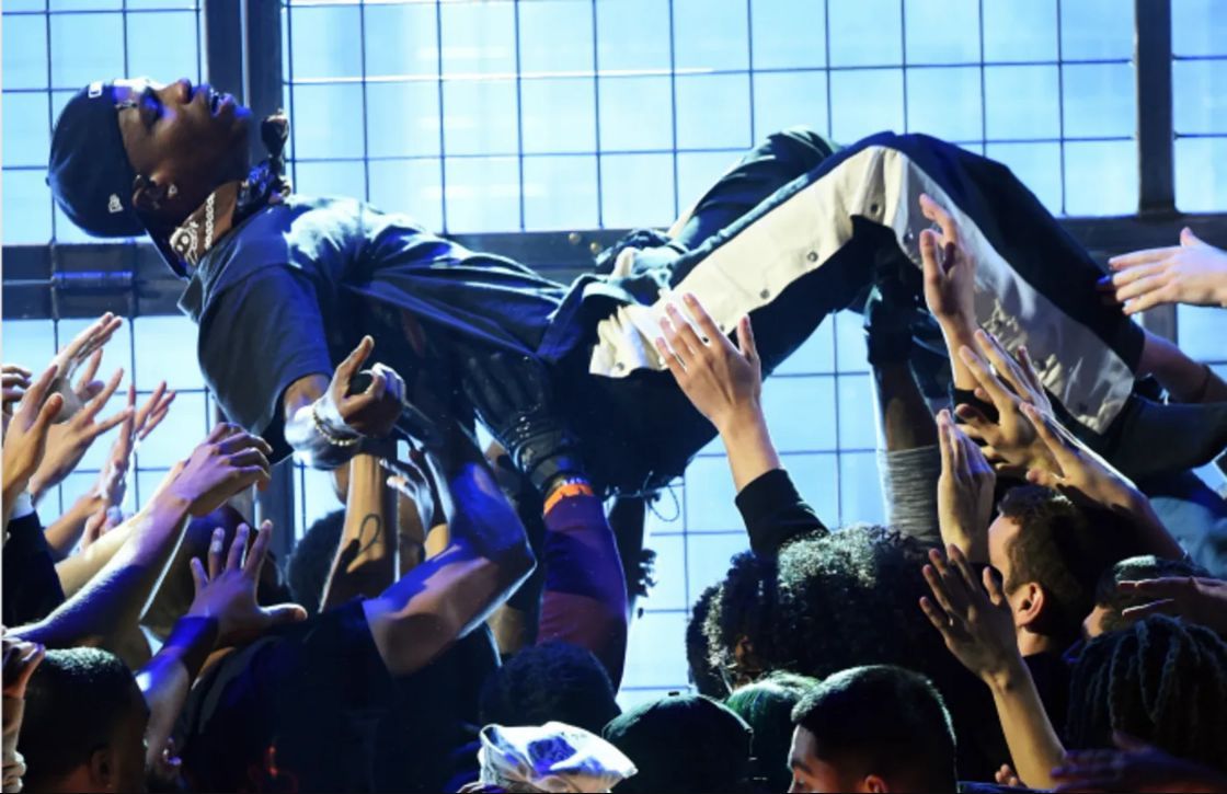 Travis Scott แสดงบนเวทีในงาน GRAMMY Awards ครั้งที่ 61
