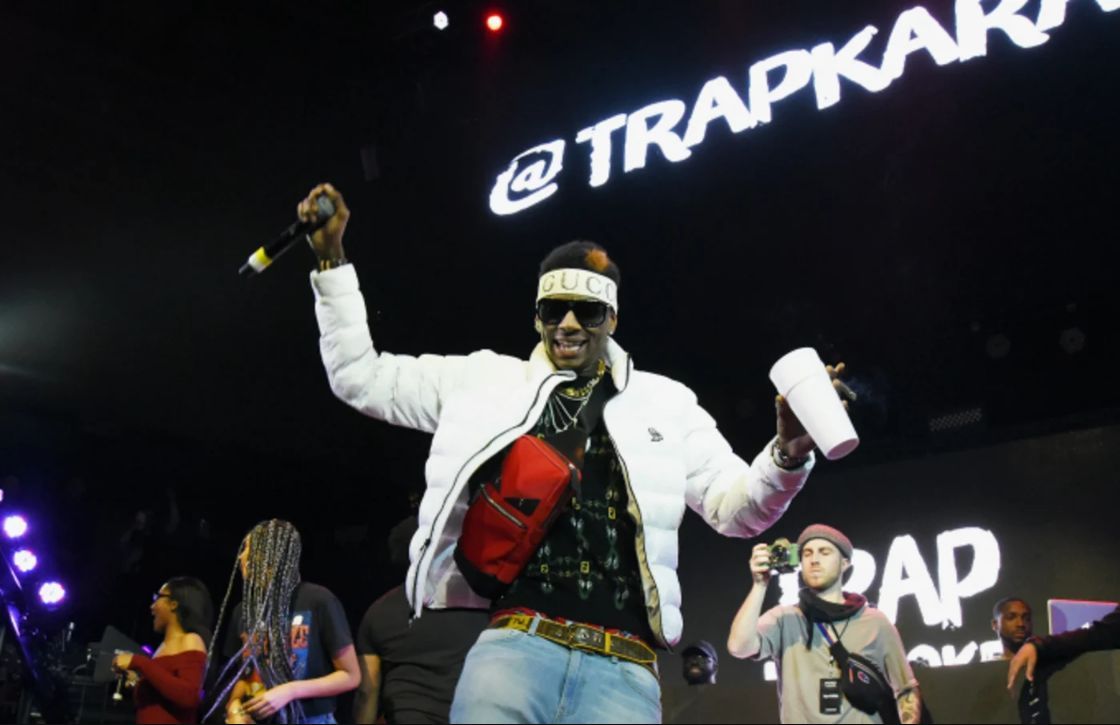 Soulja Boy แสดงบนเวทีระหว่าง Pandora Live + Trap Karaoke