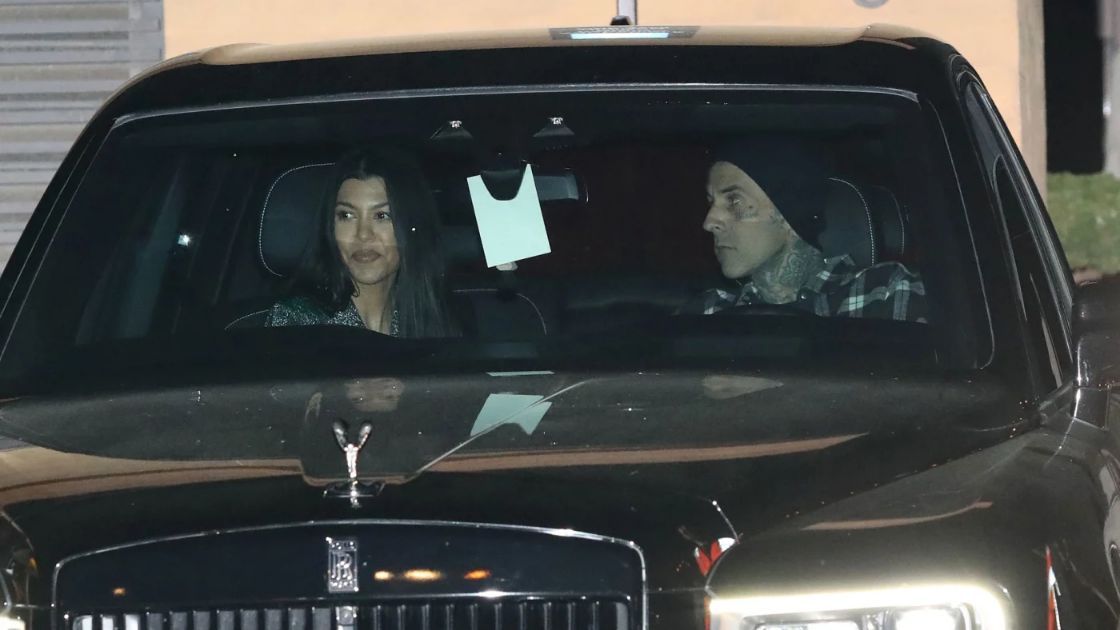 Kourtney Kardashian y Travis Barker acosados por los paparazzi.