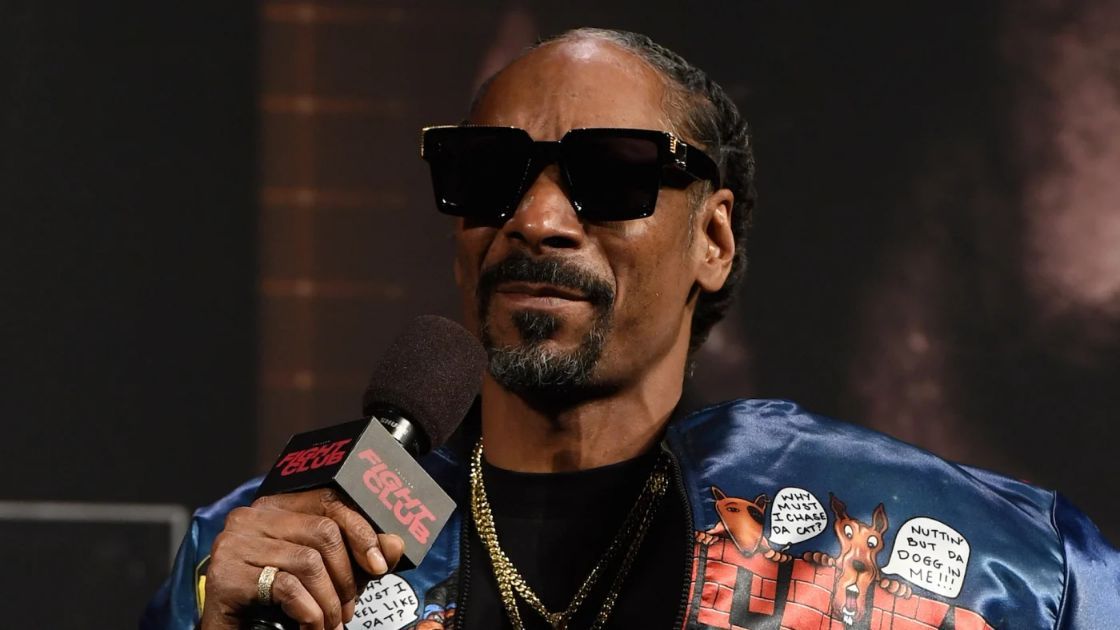 Snoop Dogg parla durante una conferenza stampa per Triller Fight Club