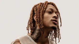 Toronto rapper Nue โพสท่าบนพื้นหลังสีขาว