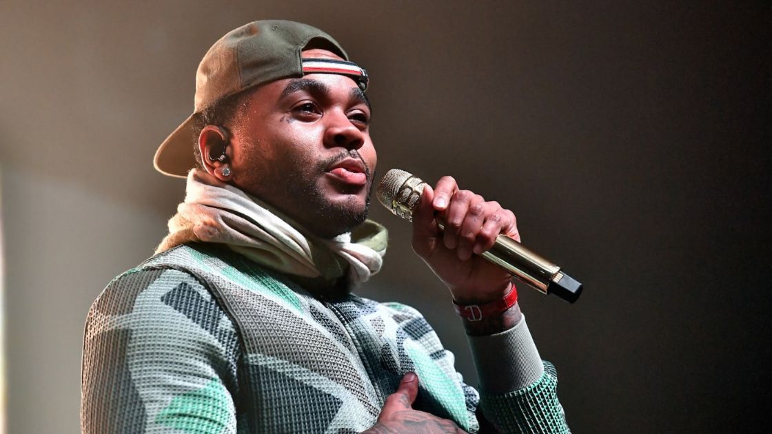 Kevin Gates cântă pe scenă în timpul turneului său „Im Him”