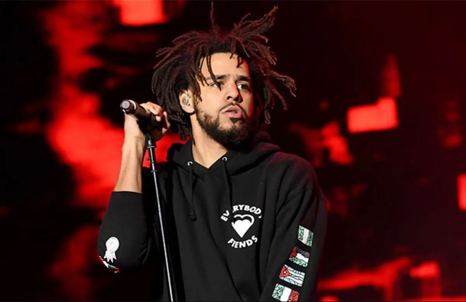 Ini adalah foto J. Cole.