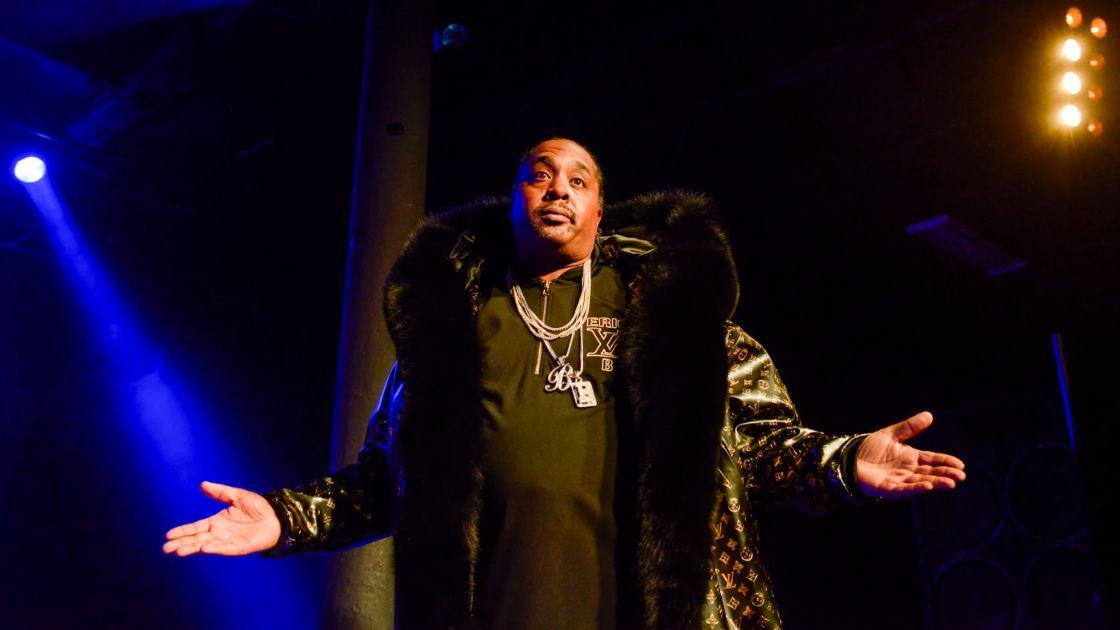 Eric B dari Eric B dan Rakim tampil di atas panggung