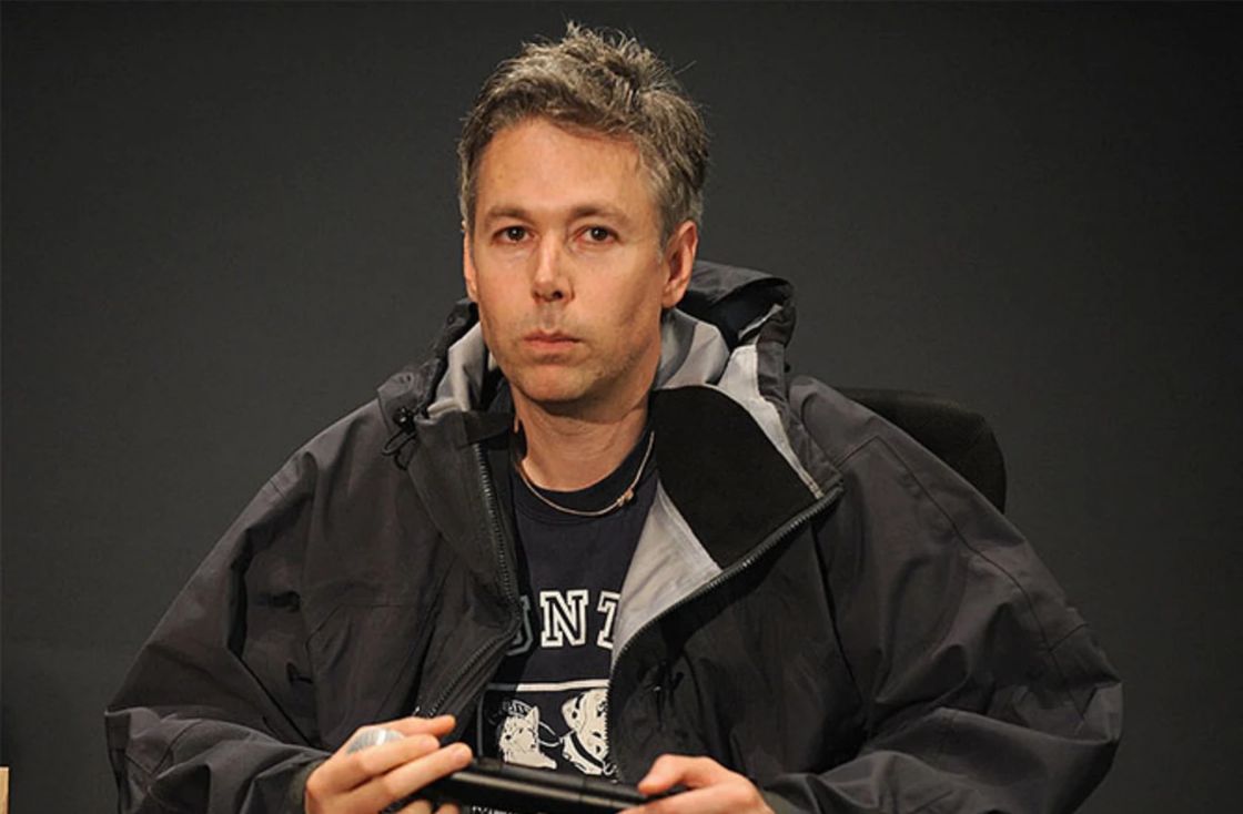 Ini adalah gambar Adam Yauch.