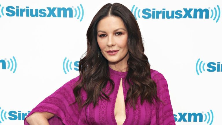 A atriz Catherine Zeta-Jones visita o SiriusXM Studios em 29 de novembro de 2018 na cidade de Nova York