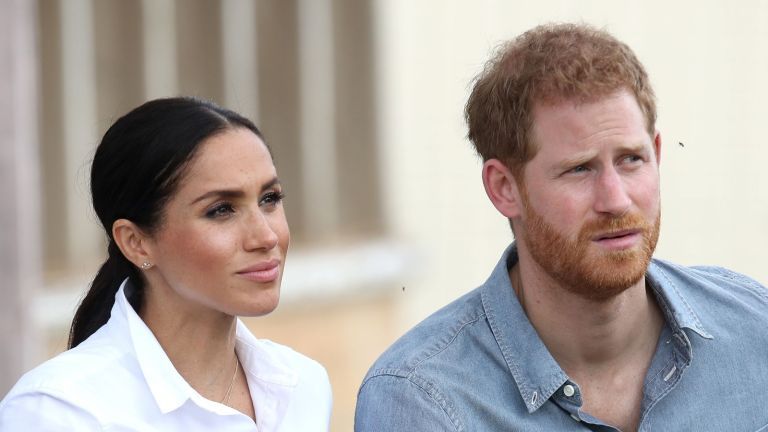 DUBBO, AUSTRÁLIA - 17 DE OUTUBRO: O Príncipe Harry, Duque de Sussex e Meghan, Duquesa de Sussex visitam uma família de agricultores locais, os Woodleys, em 17 de outubro de 2018 em Dubbo, Austrália. O duque e a duquesa de Sussex estão em sua excursão oficial de outono de 16 dias visitando cidades na Austrália, Fiji, Tonga e Nova Zelândia. (Foto de Chris Jackson - Pool / Getty Images)