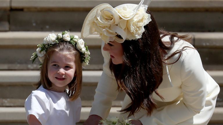 Princesa Charlotte iz Cambridgea stoji po stopnicah z mamo Catherine, vojvodinjo od Cambridgea po poroki princa Harryja in gospe Meghan Markle v St Georgeu