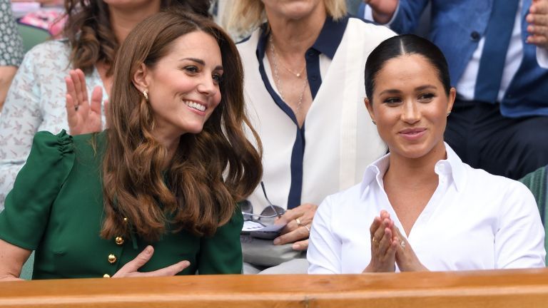Kate Middleton och Meghan Markle i Royal Box på Center Court under dag tolv av Wimbledon Tennis Championships på All England Lawn Tennis and Croquet Club den 13 juli 2019