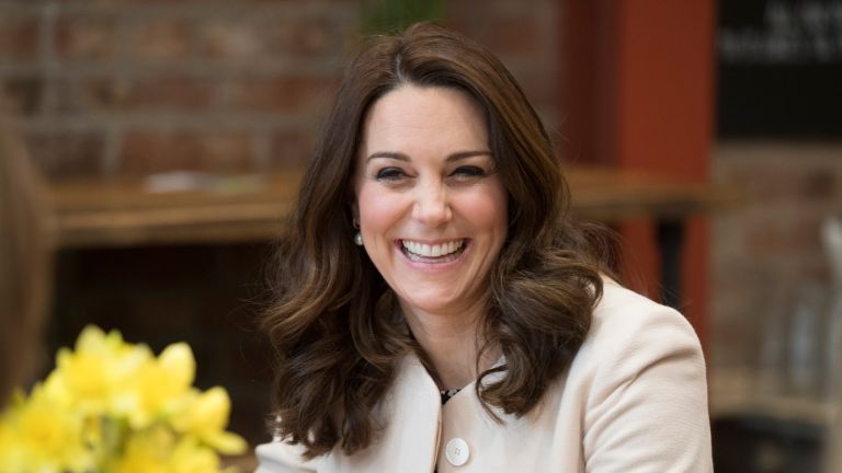 Kate Middleton ride con la modella Hold Still sulla storia della pizza