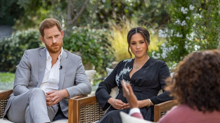 NEŠPECIFIKOVANÉ - NEŠPECIFIKOVANÉ: Na tomto obrázku, ktorý poskytla spoločnosť Harpo Productions a ktorý bol zverejnený 5. marca 2021, Oprah Winfrey robí rozhovory s princom Harrym a Meghan Markle v relácii CBS Primetime Special, ktorá mala na CBS premiéru 7. marca 2021. (Foto: Harpo Productions/Joe Pugliese prostredníctvom Getty Images)