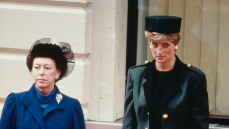 La princesse Margaret (1930 - 2002) et Diana, princesse de Galles (1961 - 1997) attendent à la gare Victoria de Londres l