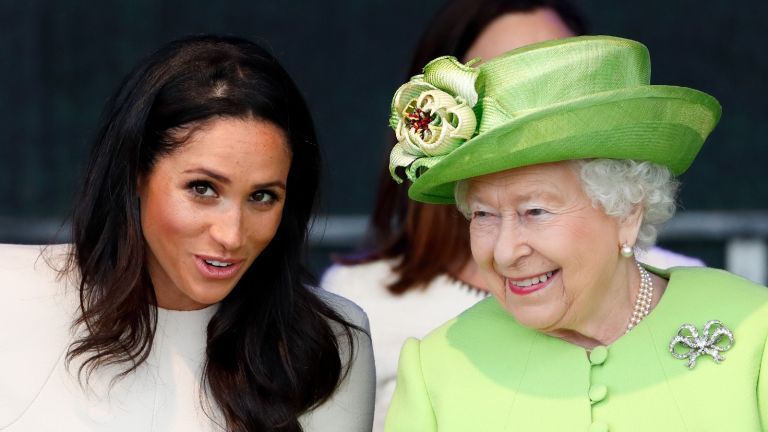 WIDNES, REINO UNIDO - 14 DE JUNHO: (EMBARGADO PARA PUBLICAÇÃO NOS JORNAIS DO REINO UNIDO ATÉ 24 HORAS APÓS CRIAR DATA E HORA) Meghan, Duquesa de Sussex e Rainha Elizabeth II participam de uma cerimônia para abrir a nova ponte Mersey Gateway em 14 de junho de 2018 em Widnes , Inglaterra. Meghan Markle casou-se com o Príncipe Harry no mês passado para se tornar a Duquesa de Sussex e este é seu primeiro noivado com a Rainha. Durante a visita, a dupla abrirá uma ponte rodoviária em Widnes e visitará o Storyhouse e a Câmara Municipal em Chester. (Foto de Max Mumby / Indigo / Getty Images)