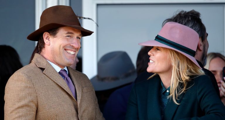 Peter Phillips e Autumn Phillips assistem à corrida enquanto participam do quarto dia