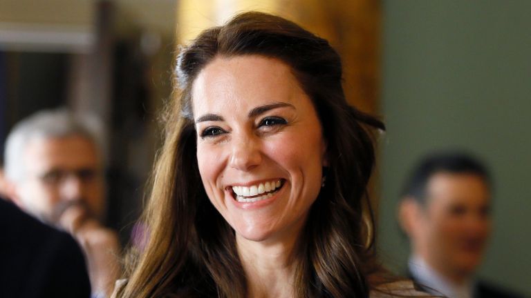 Catherine, vojvodkyňa z Cambridge, sa smeje, keď hovorí s hosťami počas recepcie na podporu The Anna Freud Center 4. mája 2016 v Spencer House v Londýne, Anglicko
