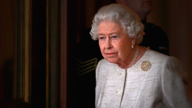 La reine Elizabeth II se prépare à accueillir le président kazakh Nursultan Nazarbayev au palais de Buckingham le 4 novembre 2015 à Londres