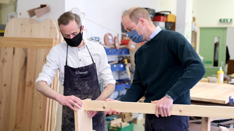 Il principe William durante la sua visita al Grassmarket Community Project, un