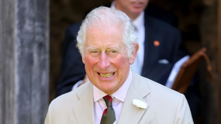 Princ Charles, princ z Walesu, sa zúčastňuje bohoslužby k storočnici Cirkvi vo Walese v Dóme svätého Dávida 8. júla 2021 v St. Davids, Wales
