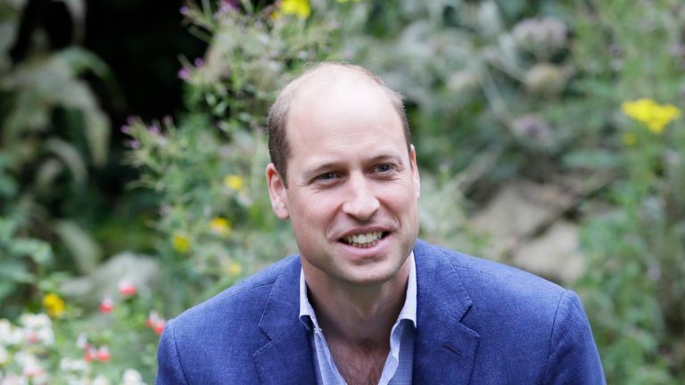 PETERBOROUGH, REINO UNIDO - 16 DE JULIO: El príncipe William, duque de Cambridge, habla con los usuarios del servicio durante una visita a la parte Garden House del Light Project el 16 de julio de 2020 en Peterborough, Inglaterra. The Garden House ofrece información, consejos y apoyo a los que duermen mal en Peterborough. (Foto de Kirsty Wigglesworth - WPA Pool / Getty Images)