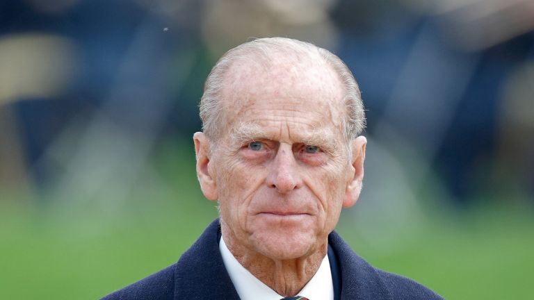 ALREWAS, FÖRENADE KUNGARIKET - 12 OKTOBER: (BEGRÄNSAT FÖR PUBLIKATION I BRITTISKA TIDNINGAR TILL 24 TIMMAR EFTER SKAPANDE DATUM OCH TID) Prins Philip, hertig av Edinburgh (iklädd Royal Marines regementsband) närvarar vid en invigningsceremoni för det nya väpnade styrkorets minnesmärke vid högtiden National Memorial Arboretum den 12 oktober 2007 i Alrewas, England. Försvarsmaktens minnesmärke är gjord av Portland -sten i vilken namnen på brittiska väpnade styrkor som har dödats under aktiv tjänst eller dött i terrorattacker sedan andra världskriget har huggits. (Foto av Max Mumby/Indigo/Getty Images)
