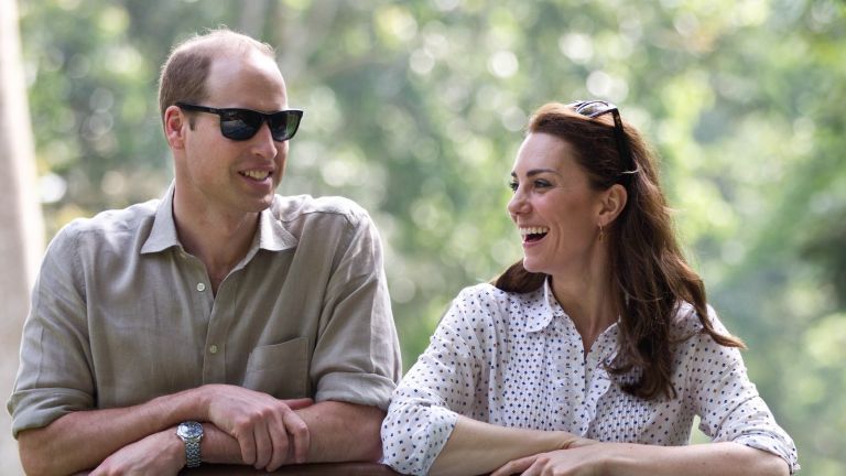 Kráľovská rodina: Princ William, vojvoda z Cambridgea a Catherine, vojvodkyňa z Cambridge, jazdia pod holým nebom na džípe na safari v národnom parku Kaziranga 13. apríla 2016 v Guwahati v Indii