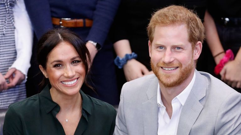 PEACEHAVEN, ZDRUŽENO KRALJESTVO - 3. OKTOBRA: (OPOMBA UREDNIKOV: Ponovni prenos z nadomestnim pridelkom.) Meghan, vojvodinja Sussexka in princ Harry, vojvoda Sussex, se 3. oktobra 2018 na uradnem obisku v mladinskem centru Joff v Peacehavenu v Sussexu v Peacehavenu. , Združeno kraljestvo. Vojvoda in vojvodinja sta se poročila 19. maja 2018 v Windsorju, kraljica pa ju je podelila vojvodini in vojvodinji Sussexki. (Fotografija Chris Jackson/Getty Images)