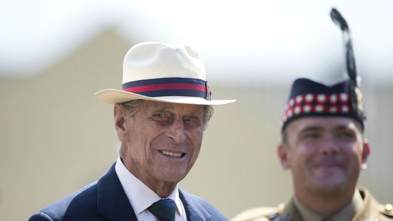 prins philip iført en hat