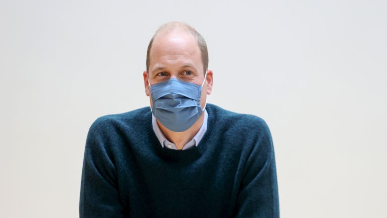 Il principe William indossa una maschera per il viso