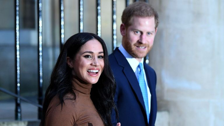 Il principe Harry, duca del Sussex indossa un completo e Meghan, duchessa del Sussex indossa un maglione a collo alto marrone dopo la loro visita alla Canada House