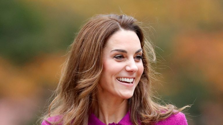 FRAMINGHAM EARL, NORFOLK - 15 DE NOVEMBRO: (EMBARGADO PARA PUBLICAÇÃO NOS JORNAIS DO REINO UNIDO ATÉ 24 HORAS APÓS CRIAR DATA E HORA) Catherine, Duquesa de Cambridge chega para abrir