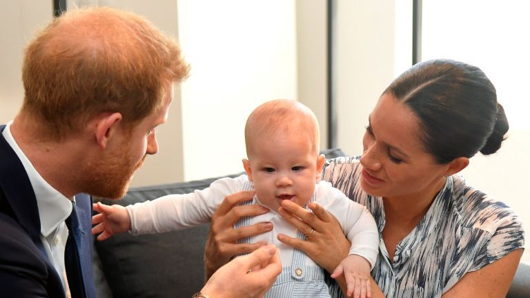 CAPE TOWN, SUD AFRICA - 25 SETTEMBRE: Il principe Harry, duca di Sussex e Meghan, duchessa di Sussex tendono al loro figlio Archie Mountbatten-Windsor in occasione di un incontro con l