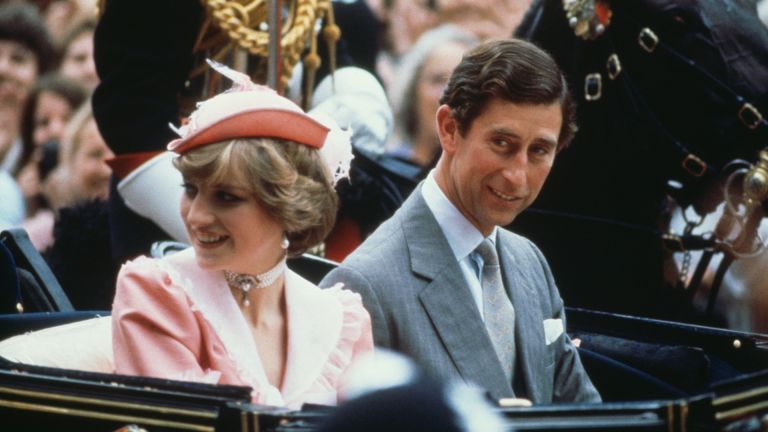 A princesa Diana e o príncipe Charles deixam o Palácio de Buckingham para a lua de mel após o casamento, Londres, 29 de julho de 1981