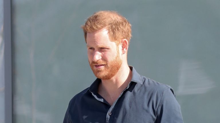 El príncipe Harry, duque de Sussex, se marcha después de inaugurar oficialmente The Silverstone Experience en Silverstone el 6 de marzo de 2020 en Northampton, Inglaterra.