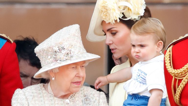 Fotografija rojstnega dne princa Louisa, kraljica Elizabeta II., Catherine, vojvodinja od Cambridgea in princ Louis od Cambridgea gledajo leteči prelet z balkona Buckinghamske palače med Trooping The Color, kraljica