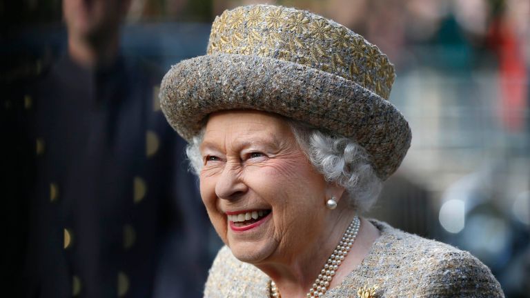 A Rainha Elizabeth II sorri ao chegar antes da Abertura da Flandres