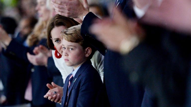 Princ George sleduje Anglicko vo Wembley