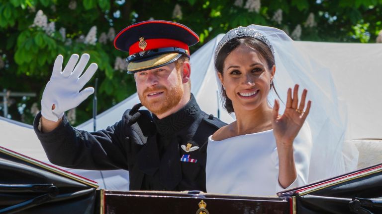 結婚式の後、馬車に乗ったハリー王子とメーガン・マークル