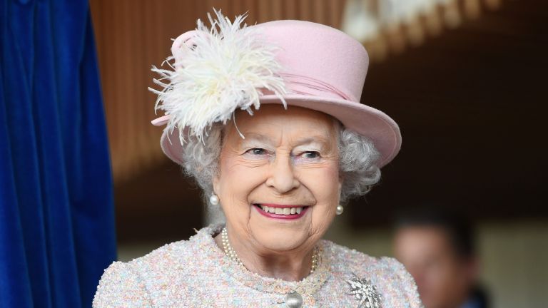 La reine Elizabeth II est vue au Chichester Theatre lors d